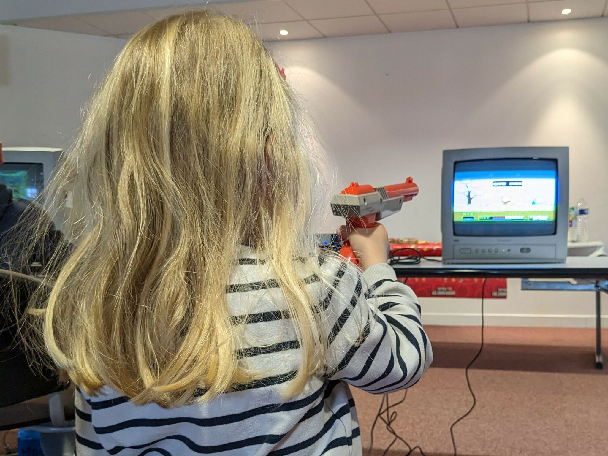 Une partie de Duck Hunt au Zapper NES sur TV cathodique