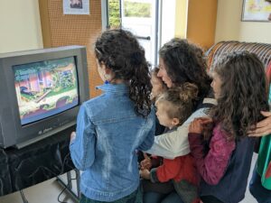 Une famille jouant tous ensemble au même jeu vidéo