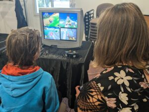 Famille jouant à Mario Kart